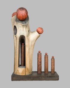 Zdjęcie rzeźby w drewnie reprezentującej kwiat wykonanej przez Władysława Borzęckiego