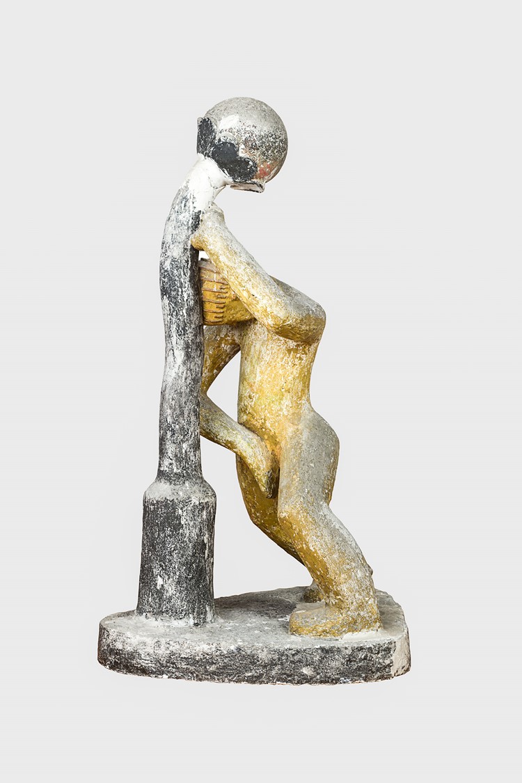 Rzeźba zatytułowana Ogrodnik wykonana w gipsie i przedstawiająca pijanego mężczyznę oddającego mocz przy latarni ulicznej