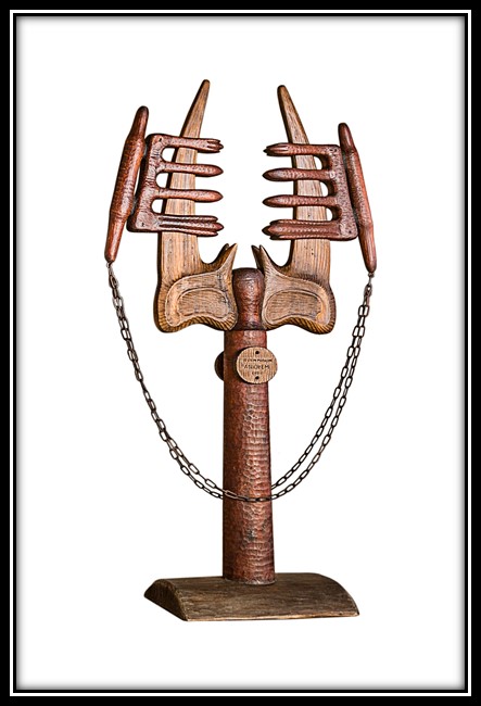 Zdjęcie rzeźby z cyklu Jestem polskim aniołem wykonanej przez Władysława Borzęckiego, drewno i metal