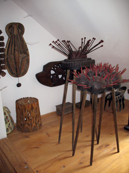 Rzeźby w drewnie reprezentujące kwiaty oraz różne stworzenia z cyklu Istnienia